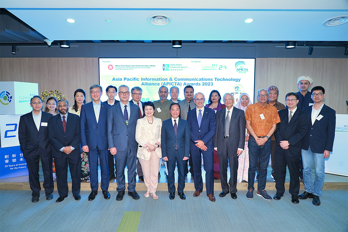 Ir Tony Wong, Government Chief Information Officer (middle in the 1st row), in a group photo with members of organisers, organising committee and executive committee of “Asia Pacific ICT Alliance (APICTA) Awards 2023 Media Briefing”.