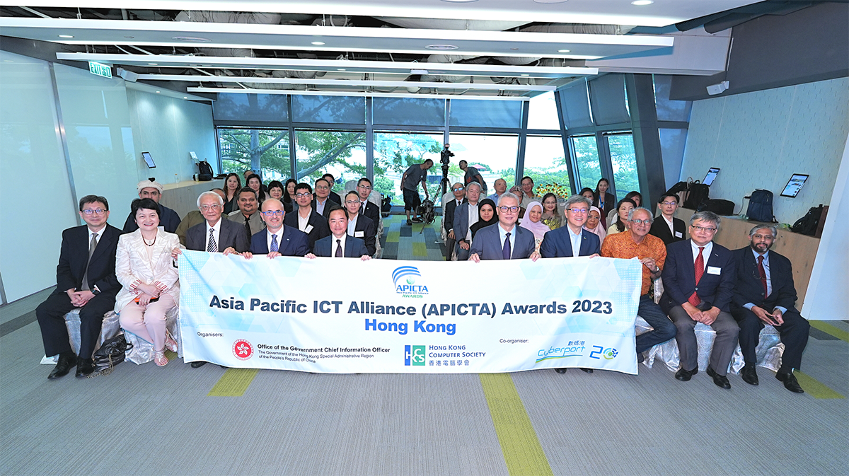 Ir Tony Wong, Government Chief Information Officer (5th left in the 1st row), in a group photo with members of organisers, organising committee and executive committee of “Asia Pacific ICT Alliance (APICTA) Awards 2023 Media Briefing”.