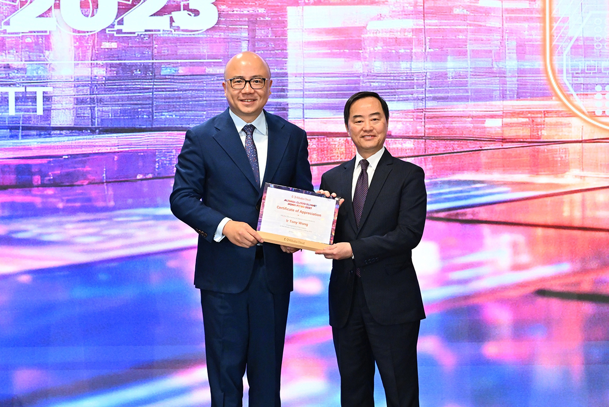 Ir Tony Wong, Government Chief Information Officer (right), received certificate of appreciation from Mr Leo Liu, Vice President, Alibaba Cloud Intelligence International (left) at the “Alibaba Cloud Summit Hong Kong 2023”.