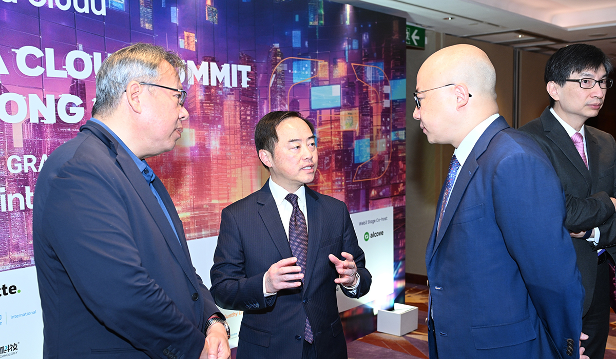 Ir Tony Wong, Government Chief Information Officer (middle), joined discussion with Mr Leo Liu, Vice President, Alibaba Cloud Intelligence International (right) and another guest at the “Alibaba Cloud Summit Hong Kong 2023”.