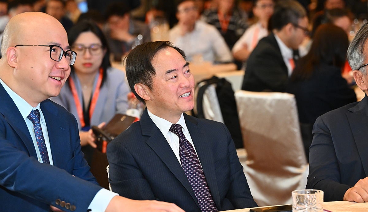 Ir Tony Wong, Government Chief Information Officer (right), and Mr Leo Liu, Vice President, Alibaba Cloud Intelligence International (left) at the “Alibaba Cloud Summit Hong Kong 2023”.