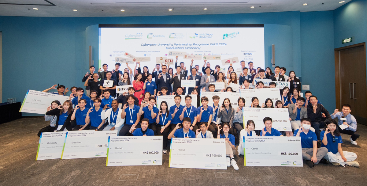 Mr Daniel Cheung, Deputy Commissioner (Digital Infrastructure) (7th left in the fourth row), joined other guests and participating teams for a group photo at the “Cyberport University Partnership Programme 2024 Graduation Ceremony”.