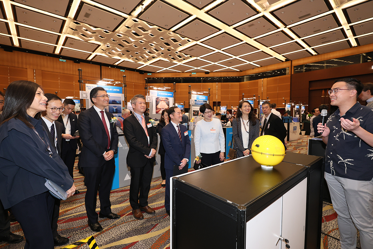 Ir Tony Wong, Commissioner for Digital Policy (fifth left), joined with Mr Alvin Lee, Chairman of Hong Kong Electronics & Technologies Association (fourth left); Hon Duncan Chiu, Legislative Council Member (Technology & Innovation Constituency) (third left), Ms Sophia Chong, Deputy Executive Director, Hong Kong Trade Development Council (sixth left); and other guests to visit booths at the “Symposium on Innovation & Technology 2024”.