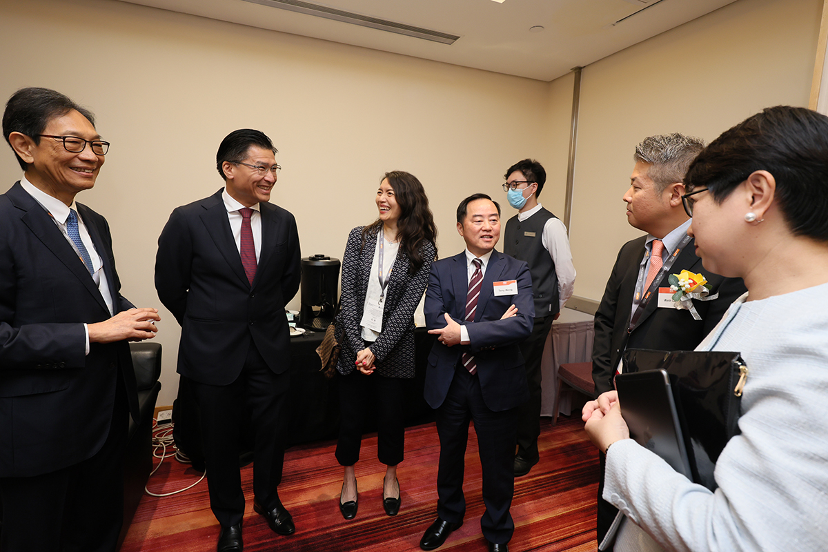 Ir Tony Wong, Commissioner for Digital Policy (third right), exchanged views with guests at the “Symposium on Innovation & Technology 2024”.