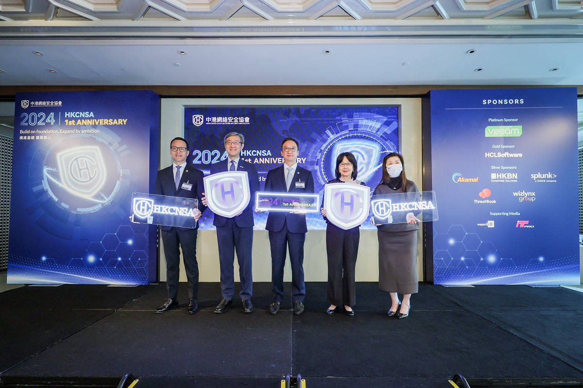 Ms Candy Chan, Assistant Commissioner (Project Governance and Cybersecurity) (1st right), joined in group photo with Mr David IP, Founding Chairman of HKCNSA (middle),  Mr Peter YAN, Director-General of the Office for Attracting Strategic Enterprises (2nd left), Ms Ada CHUNG, Privacy Commissioner for Personal Data, Office of the Privacy Commissioner for Personal Data (2nd right), and Mr Raymond LAM, Chief Superintendent of Cyber Security and Technology Crime Bureau (CSTCB), Hong Kong Police Force (HKPF) (1st left) at the “HKCNSA 1st Anniversary Ceremony”.