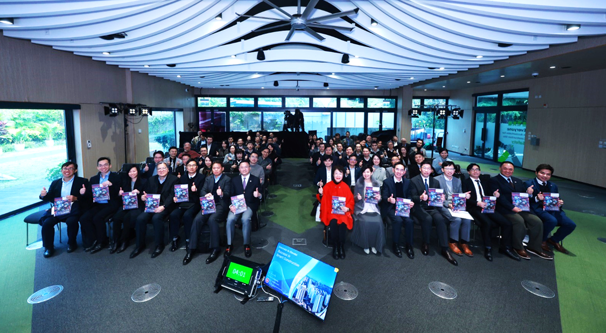 Ms Winnie Ho, Secretary for Housing (front row, seventh right); Mr David Lam, Under Secretary for Development (front row, sixth right); and Mr Daniel Cheung, Deputy Commissioner (Digital Infrastructure) (front row, fifth right); were pictured with Professor Ada FUNG, President of Hong Kong Alliance of Built Asset & Environment Information Management Associations (HKABAEIMA) (front row, eighth right); Mr Francis Leung, Vice President of HKABAEIMA (front row, seventh left); and other guests at the “Hong Kong Alliance of Built Asset & Environment Information Management Associations’ 5th Anniversary Event”.